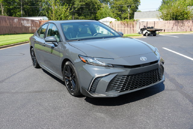 Used 2025 Toyota Camry SE FWD image 1