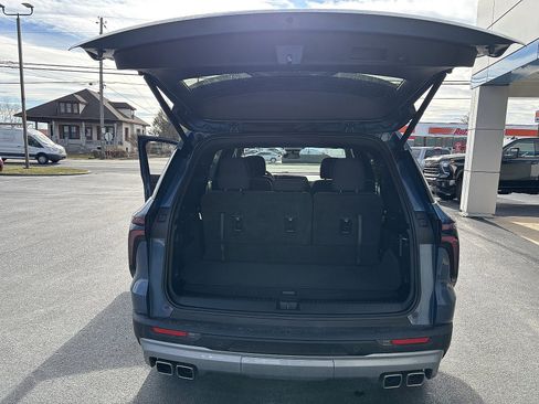 Used 2025 Chevrolet Traverse LT image 5