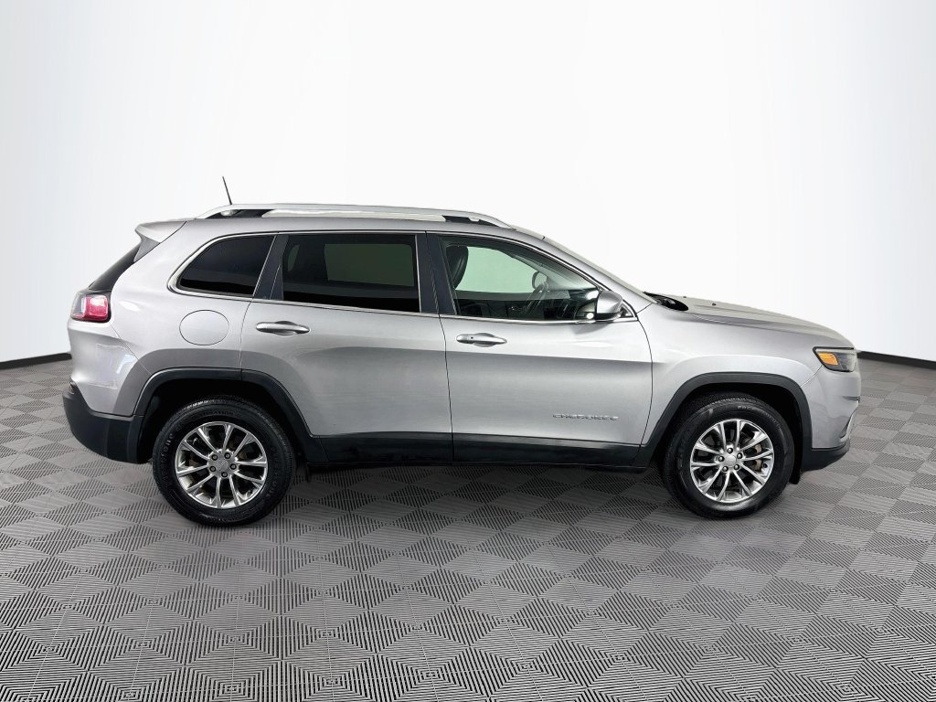 Used 2019 Jeep Cherokee Latitude Plus w/ Cold Weather Group AWD/4WD image 8