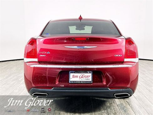 Used 2018 Chrysler 300 Limited image 8