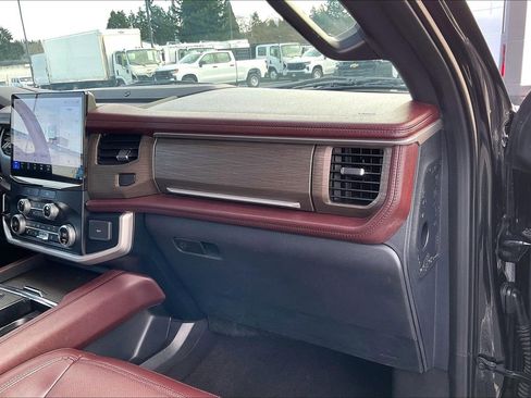 Used 2023 Ford Expedition Limited image 16