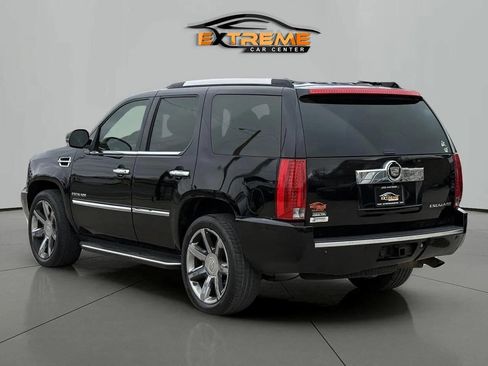 Used 2011 Cadillac Escalade Luxury image 4