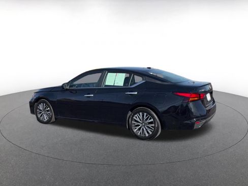 Used 2025 Nissan Altima 2.5 SV image 10