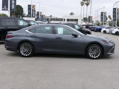 Used 2024 Lexus ES 300h w/ Accessory Package (Z2) image 3
