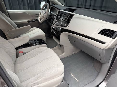 Used 2011 Toyota Sienna LE FWD image 26