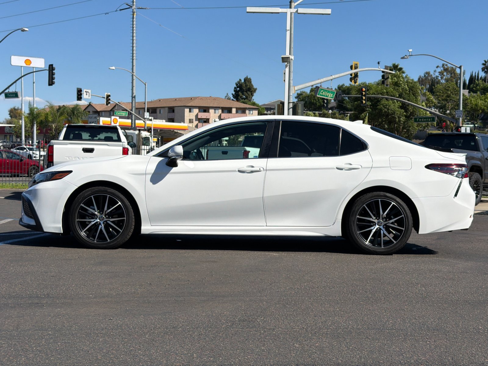 Used 2024 Toyota Camry SE FWD image 2