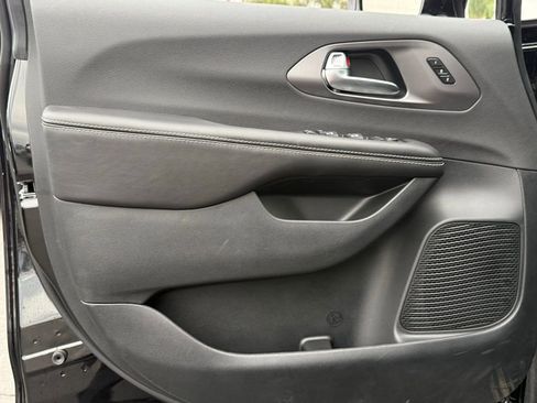 New 2026 Chrysler Pacifica Select image 16