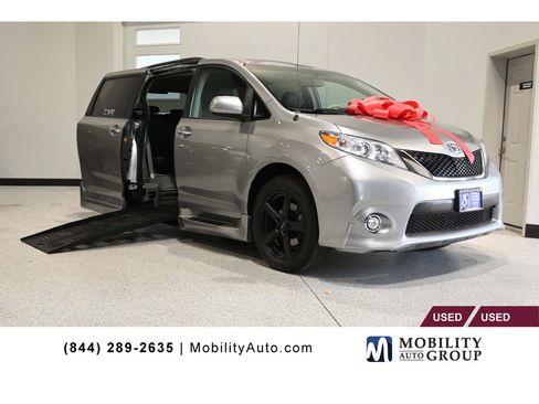 Used 2013 Toyota Sienna SE FWD image 1