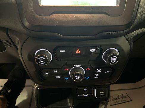 Used 2019 Jeep Renegade Latitude w/ Cold Weather Group FWD image 17