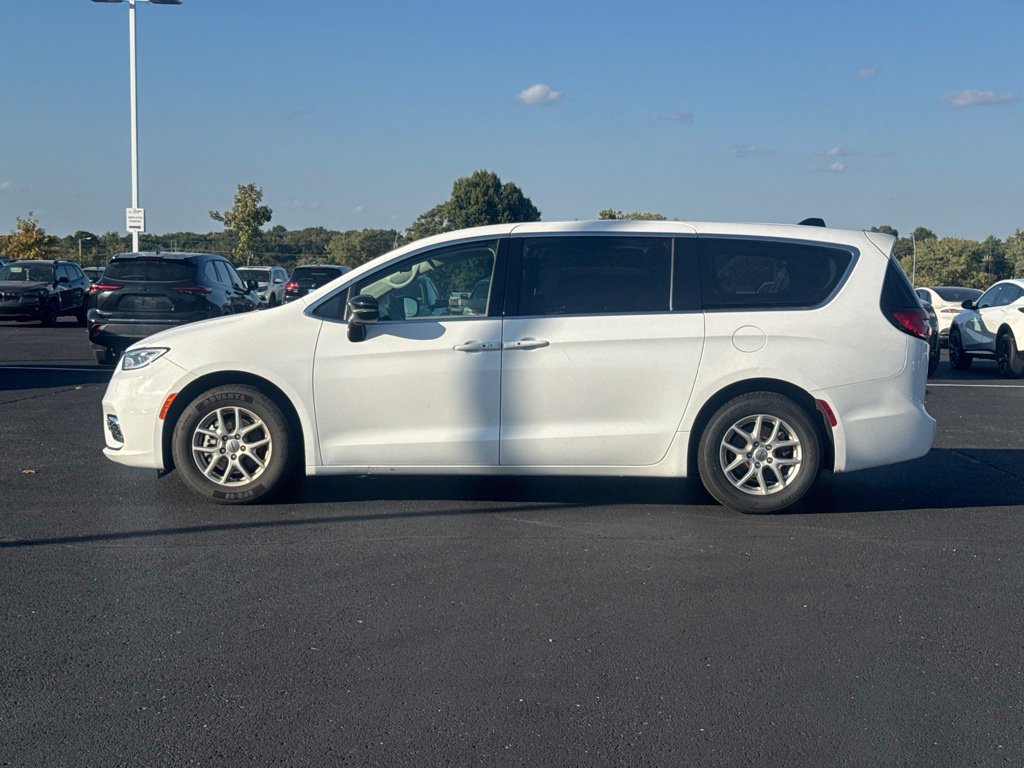 Used 2024 Chrysler Pacifica Touring-L FWD image 13