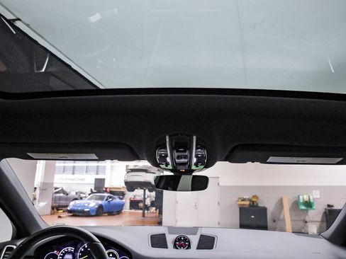 Used 2023 Porsche Cayenne Platinum Edition image 20