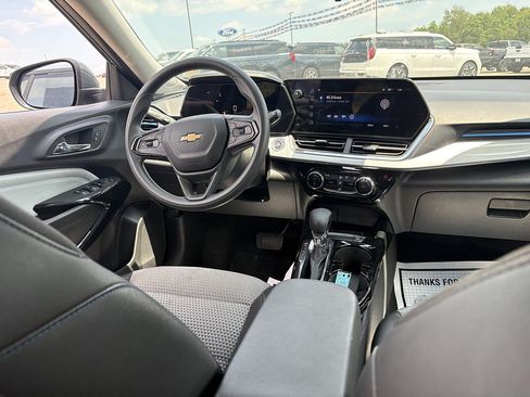 Used 2025 Chevrolet Trax LT FWD image 25
