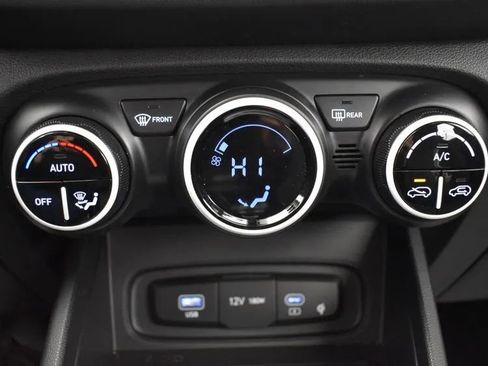 Used 2024 Hyundai Venue Limited image 34