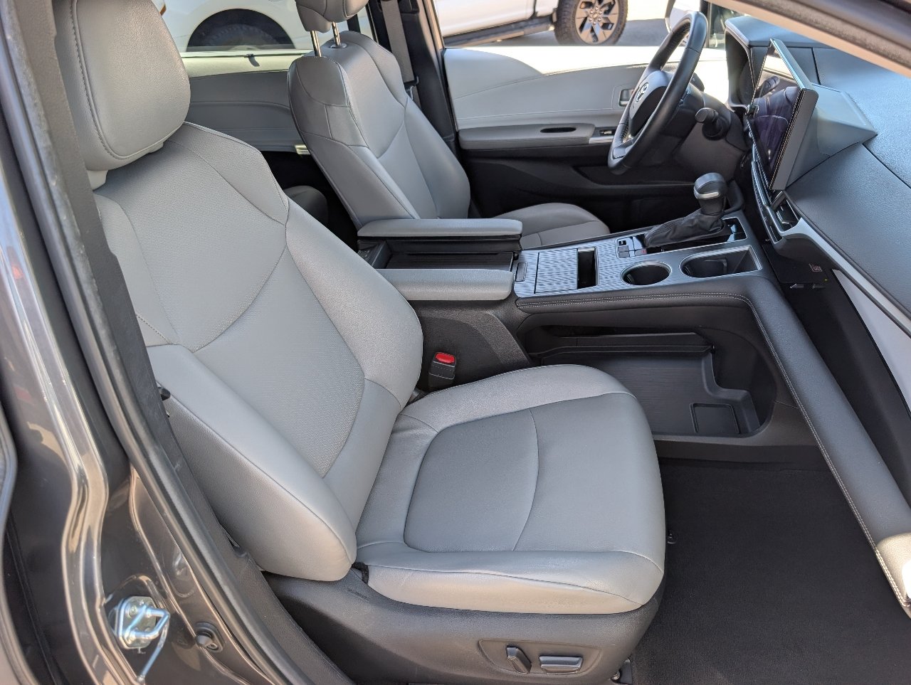 Used 2025 Toyota Sienna XLE FWD image 9