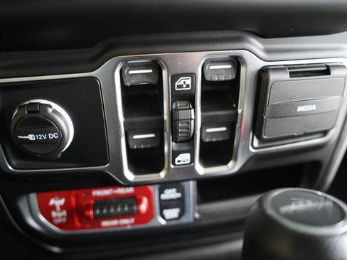 Used 2020 Jeep Gladiator Rubicon w/ Cold Weather Group image 19