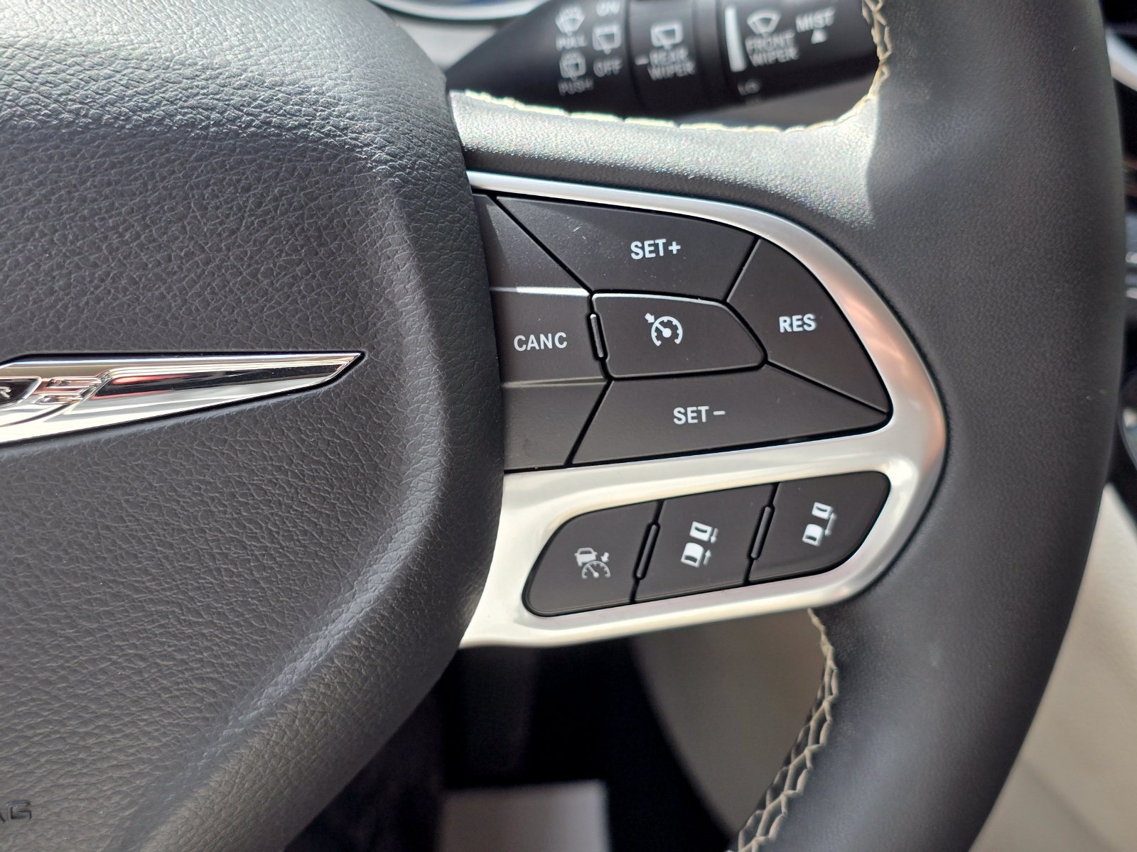 Used 2024 Chrysler Pacifica Limited FWD image 31