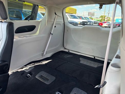 Used 2019 Chrysler Pacifica Touring-L w/ Advanced Safetytec Group FWD image 13