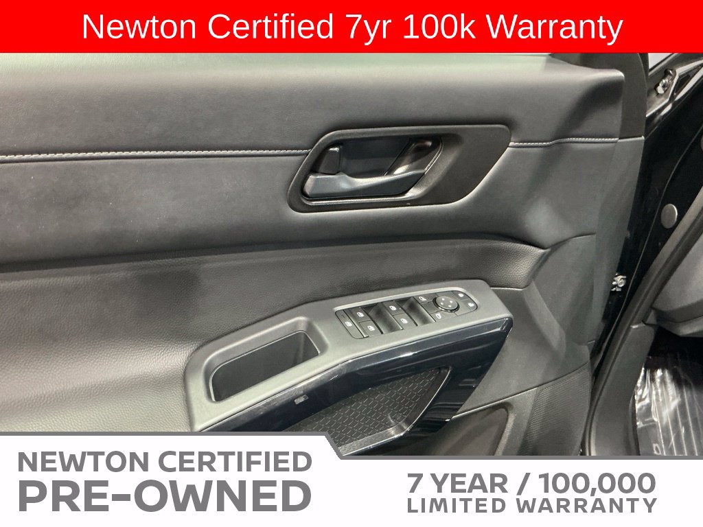 Used 2025 Nissan Pathfinder SV FWD image 37