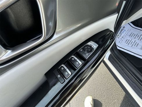 Used 2024 Kia Carnival LX image 19