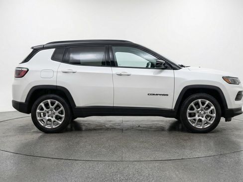 Used 2025 Jeep Compass Limited AWD/4WD image 11