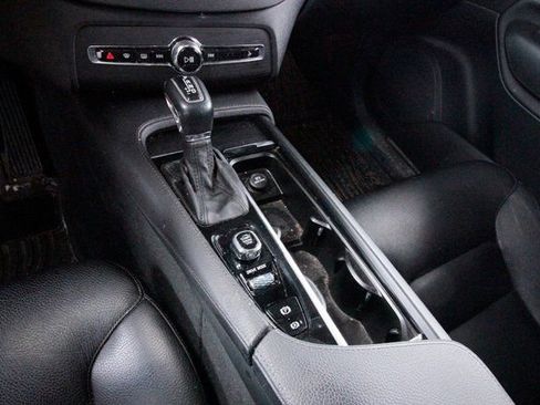 Used 2020 Volvo XC90 T6 Momentum image 9