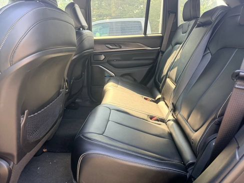 Used 2023 Jeep Grand Cherokee Overland AWD/4WD image 15