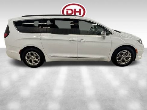 Used 2022 Chrysler Pacifica Limited image 2