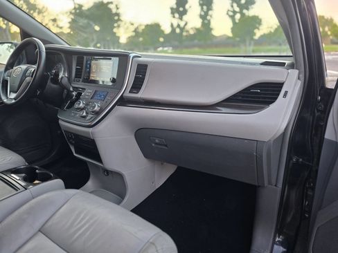 Used 2017 Toyota Sienna XLE FWD image 20