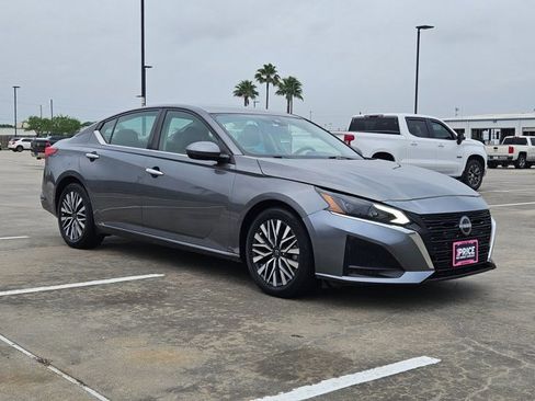 Used 2023 Nissan Altima 2.5 SV FWD image 3