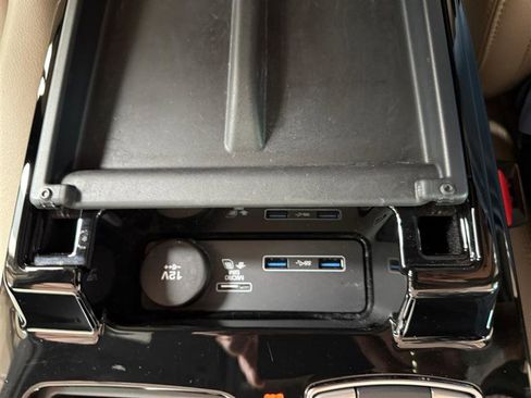 Used 2018 Land Rover Discovery HSE image 26