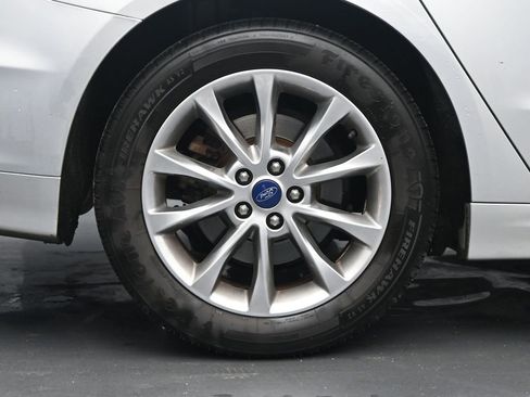 Used 2017 Ford Fusion SE image 9