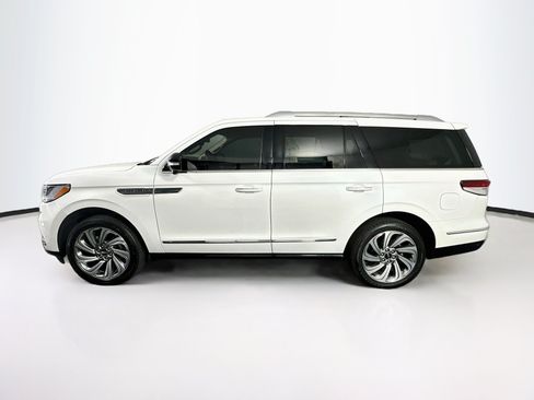 Used 2023 Lincoln Navigator Reserve AWD/4WD image 4