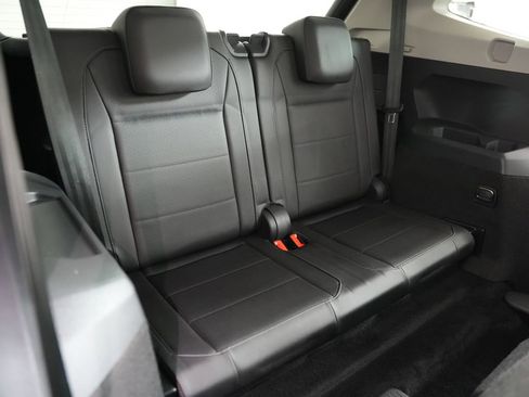 Used 2020 Volkswagen Tiguan SE image 37