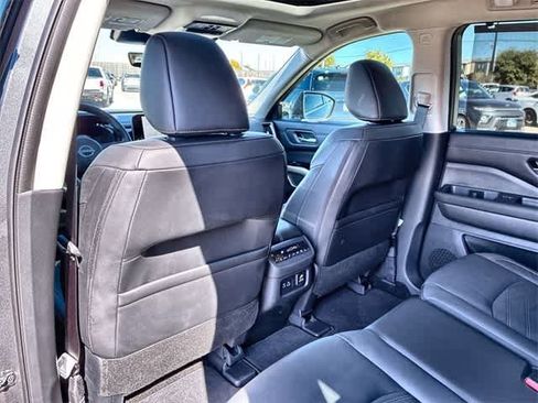 Used 2025 Nissan Pathfinder Platinum w/ Black Appearance Package image 19