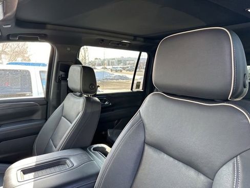 Used 2023 GMC Yukon XL SLT w/ SLT Premium Package image 8