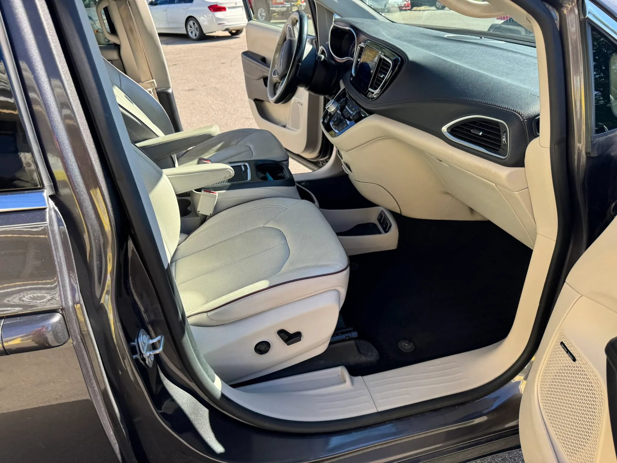 Used 2017 Chrysler Pacifica Limited FWD image 25