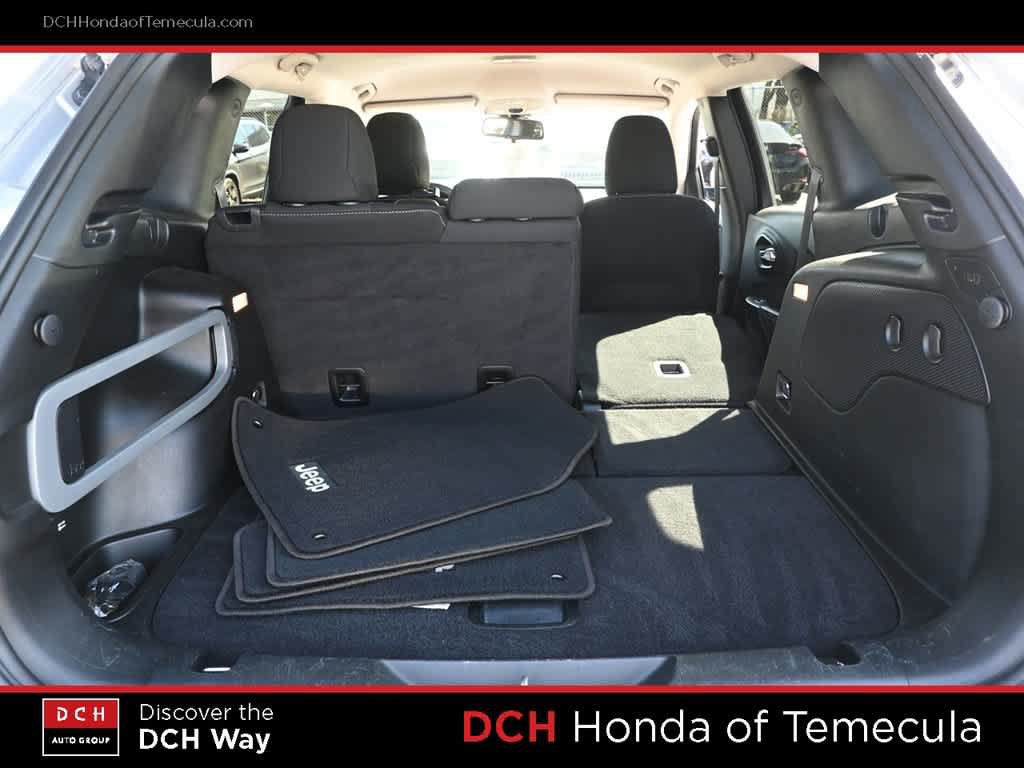 Used 2017 Jeep Cherokee Latitude w/ Safety/Convenience Group FWD image 22
