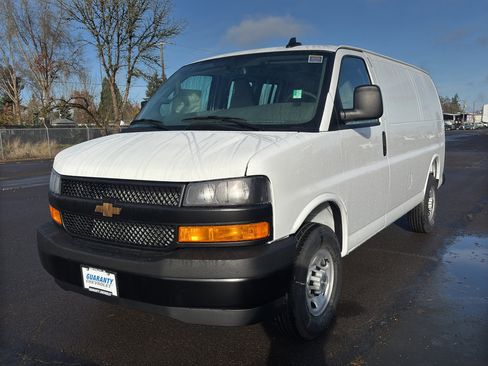 New 2025 Chevrolet Express 3500 image 4