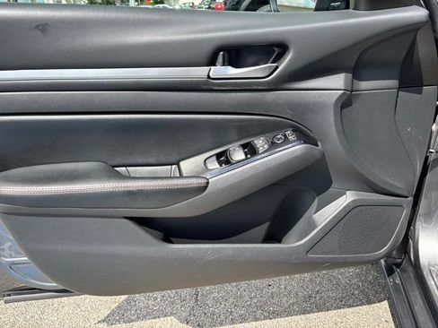 Used 2024 Nissan Altima 2.5 SR FWD image 12