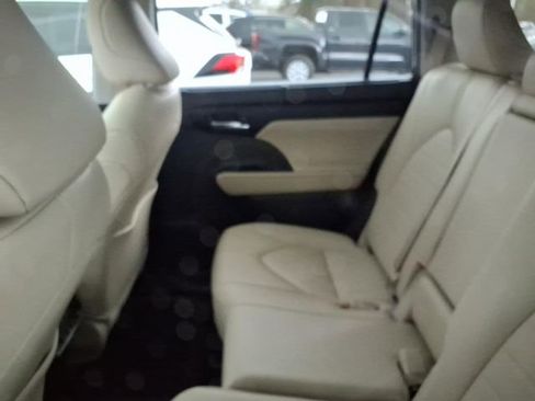 Used 2024 Toyota Highlander XLE image 5