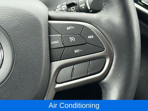 Used 2019 Jeep Cherokee Overland image 31