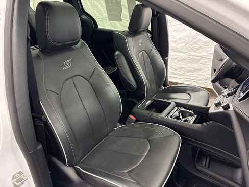 Used 2024 Chrysler Pacifica Limited w/ Uconnect Theater Family Group AWD/4WD image 17