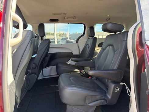 Used 2020 Chrysler Pacifica Touring-L Plus image 10