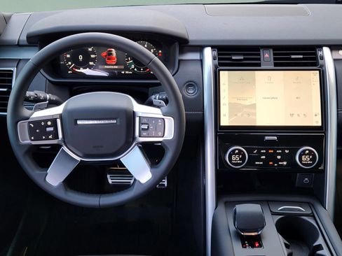 New 2025 Land Rover Discovery Dynamic SE image 23