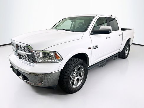 Used 2017 RAM 1500 Laramie w/ Convenience Group AWD/4WD image 3