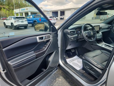 Used 2020 Ford Explorer XLT w/ Equipment Group 202A AWD/4WD image 21