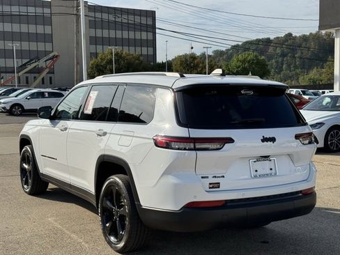 Used 2023 Jeep Grand Cherokee L Laredo image 3