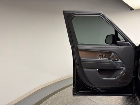 Used 2024 Land Rover Range Rover Long Wheelbase Autobiography image 10