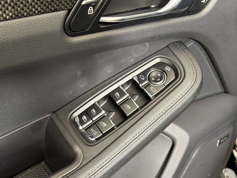 Certified 2024 Porsche Macan AWD/4WD image 27
