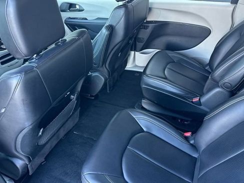 Used 2023 Chrysler Pacifica Touring-L FWD image 14